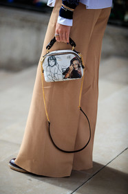 maisie williams, beige pants, flare pants, white leather bag, face printed bag, printed bag, chloe bag, chloe pants, close up detail, bag detail, golden bracelet, golden ring, silvered bracelet, silvered ring, cartier bracelet, cartier ring, jewel close up, fashion week, frenchystyle, FW, jonathan paciullo, street style, PFW, PARIS, SPRING SUMMER 2021, SS 21, vertical, atmosphere details, detail