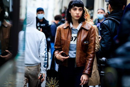 devon ross, brown leather jacket, zipped jacket, navy blue pants, striped pants, grey pullover, numbers printed pullover, printed pullover, black bag, velvet bag, shopping bag, tote bag, embroidered bag, sequins bag, golden bag, letter embroidered bag, fashion week, frenchystyle, FW, jonathan paciullo, street style, PFW, PARIS, SPRING SUMMER 2021, SS 21, horizontal, atmosphere details, detail, model