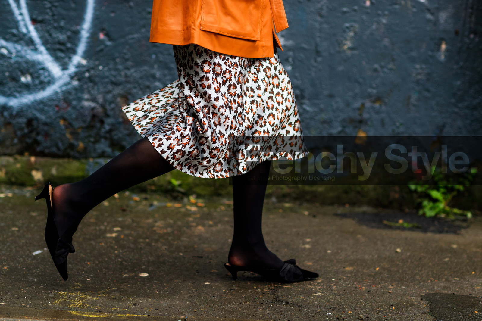 animal print, black shoes, graphic skirt, high heels, leather jacket, leather shoes, leopard, orange jacket, printed skirt, tights, street style, jonathan paciullo, FW, frenchystyle, fashion week, LFW, LONDON, AUTUMN WINTER 2018-2019, AW 18-19, FALL WINTER 2018-2019, FW 18-19, horizontal, atmosphere details, detail, claire beermann