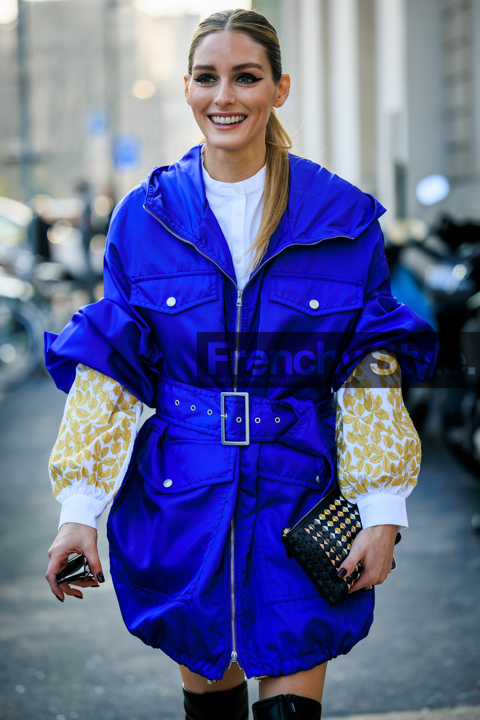 puffy blue jacket, nylon raincoat, printedshirt, golden sleeves, black boots, highknee boots, black clutch, close up, details, glasses, olivia palermo, street style, jonathan paciullo, FW, frenchystyle, fashion week, MFW, MILAN, FALL WINTER 2022_2023, AUTUMN WINTER 2022-2023, FW 22-23, vertical, atmosphere details