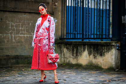 graphic bag, graphic dress, high heels, leather bag, leather shoes, polka dot, printed bag, printed dress, raincoat, red bag, red dress, red shoes, sunglasses, transparent coat, valentino, street style, jonathan paciullo, FW, frenchystyle, fashion week, PFW, PARIS, AUTUMN WINTER 2018-2019, FALL WINTER 2018-2019, FW 18-19, horizontal, atmosphere details, full length, aimee song