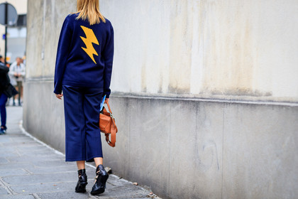 atmosphere details, back detail, black boots, blue sweater, camel bag, detail, fashion week, frenchystyle, FW, gucci, horizontal, jonathan paciullo, leather bag, leather shoes, loewe, navy pants, PARIS, PFW, printed sweater, SPRING SUMMER 2017, SS 17, street style, trousers, virginia smith