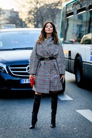 plaid coat, black red coat, black belt, bug buckle belt, black boots, highknee boots, red pouch, leather pouch, cat eye make up, street style, jonathan paciullo, FW, frenchystyle, fashion week, AUTUMN WINTER 2022-2023, FALL WINTER 2022_2023, FW 22-23, PARIS, PFW, full length, vertical