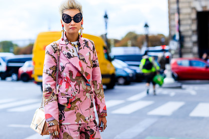 atmosphere details, blazer, christian dior, detail, drawings, earrings, fashion week, frenchystyle, fun sunglasses, FW, golden bag, horizontal, jonathan paciullo, leather bag, PARIS, PFW, pink jacket, pink pants, pink suit, printed jacket, printed pants, printed suit, shiny bag, SPRING SUMMER 2017, SS 17, street style, sunglasses, trousers, yazbukey