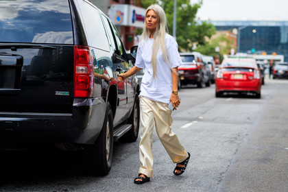 beige pants, birkenstock, black shoes, leather shoes, sarah harris, trousers, valentino, watch, white t shirt, street style, jonathan paciullo, FW, frenchystyle, fashion week, NEW YORK, NYFW, SPRING SUMMER 2020, SS 20, horizontal, atmosphere details, full length