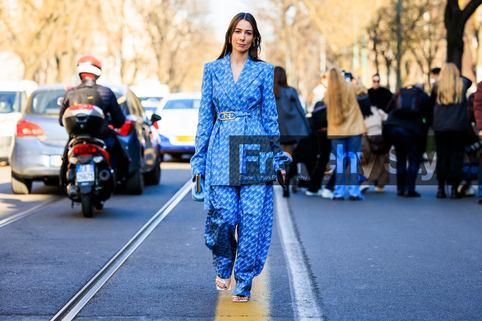fendi pouch, blue pouch, blue fendi suit, full fendi look, printed pants, dark blue pants, printed blazer, blue blazer, fendi logo bag, oversized pants, oversized blazer, white sandals, blue look, alice barbier, alice & j.s, fashion week, frenchystyle, FW, jonathan paciullo, street style, MFW, MILAN, FALL WINTER 2022_2023, AUTUMN WINTER 2022-2023, FW 22-23, horizontal, atmosphere details, full length