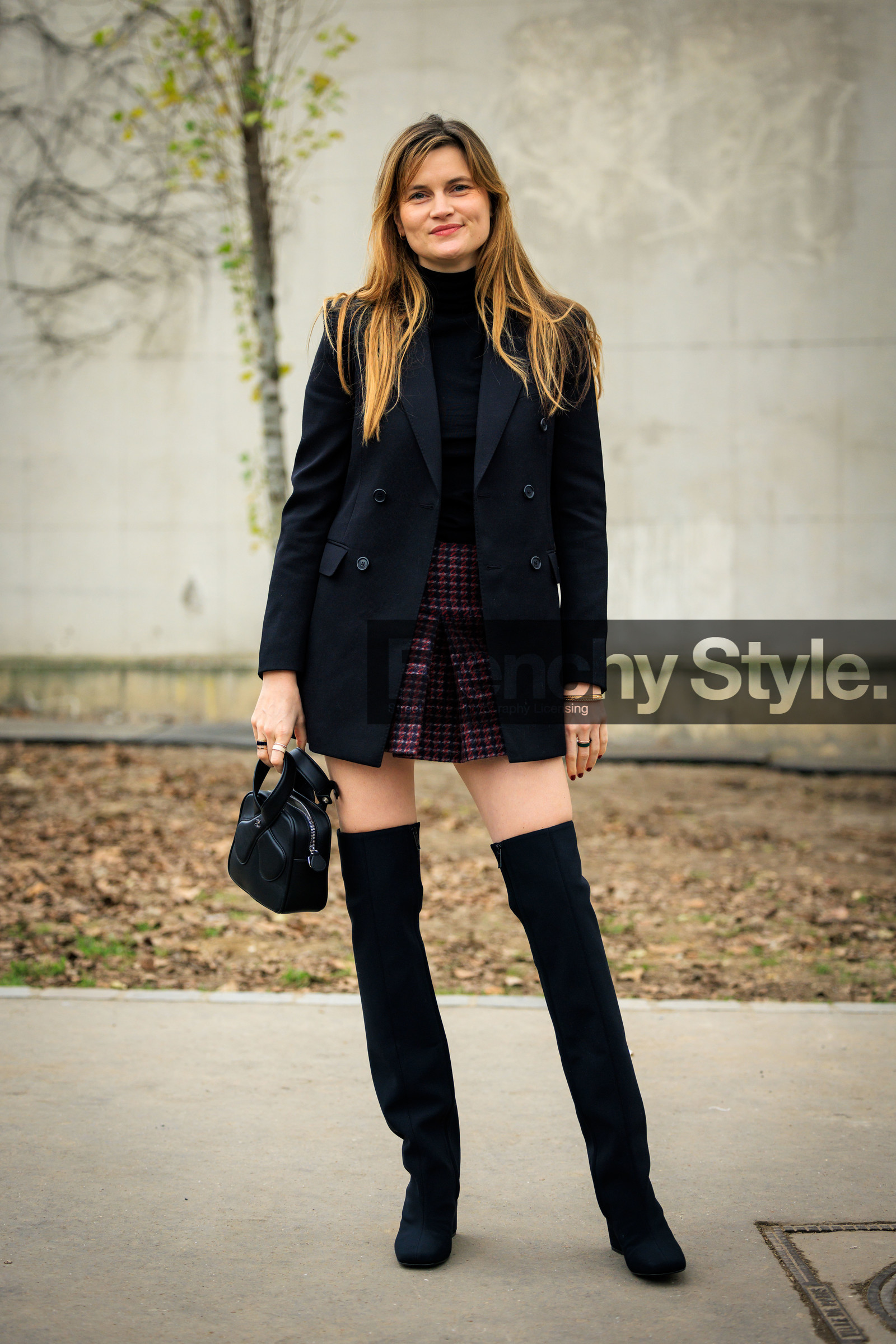 black blazer, black turtleneck, plaid skirt, red skirt, mini skirt, black boots, highknee boots, small handbag, courreges bag, black top, rings, fashion week, frenchystyle, FW, jonathan paciullo, street style, PFW, PARIS, menswear, FALL WINTER 2022-2023, AUTUMN WINTER 2022-2023, FW 22-23, full length, vertical