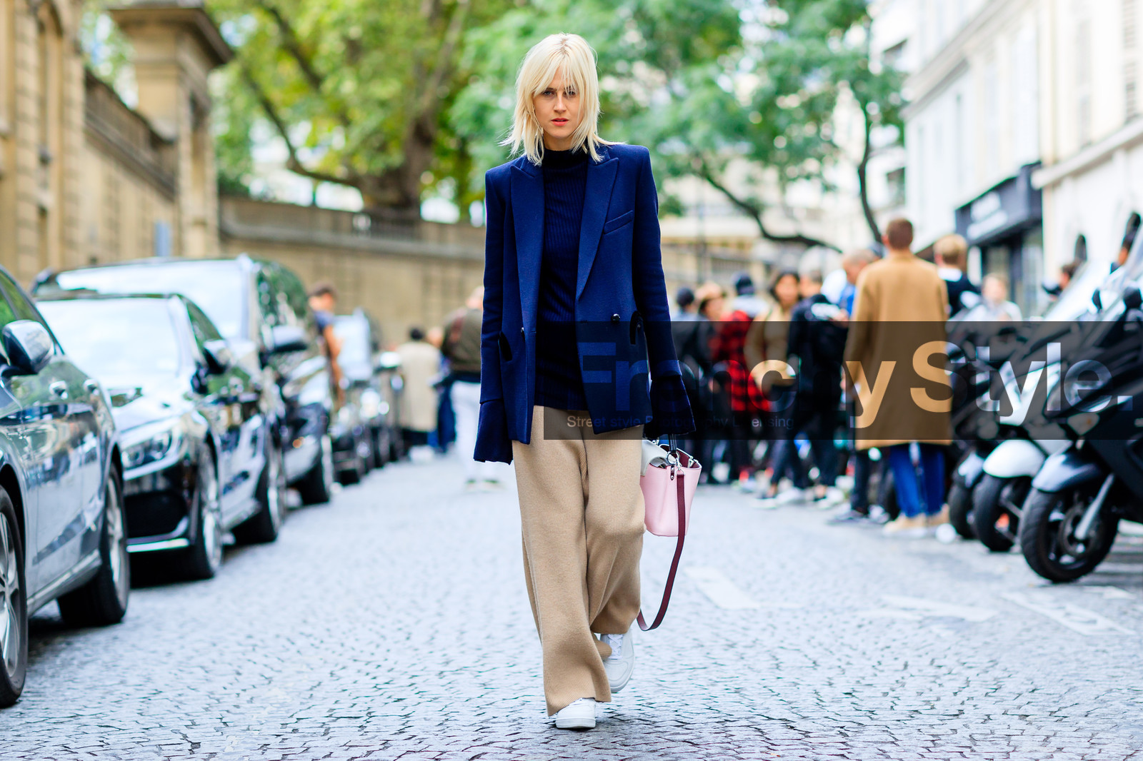 atmosphere details, beige pants, blazer, fashion week, frenchystyle, full length, FW, horizontal, jonathan paciullo, leather bag, leather shoes, linda tol, louis vuitton, navy jacket, PARIS, PFW, pink bag, SPRING SUMMER 2017, SS 17, street style, trousers, white sneakers