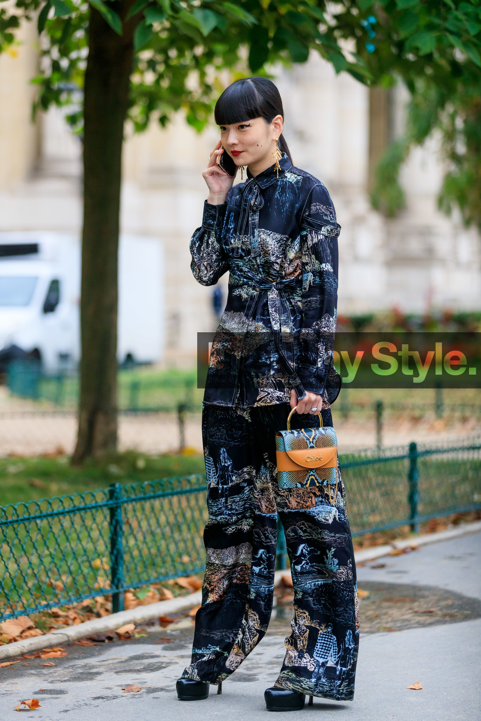 kozue akimoto, chloe bag, animal skin bag, green leather bag, camel leather bag, hand bag, golden earrings, dangling earrings, black shirt, black pants, kimono shirt, wrap shirt, silk shirt, silk pants, printed shirt, printed pants, lavalliere collar, chloe look, chloe pants, fashion week, frenchystyle, FW, jonathan paciullo, street style, SPRING SUMMER 2020, SS 20, PFW, PARIS, vertical, full length