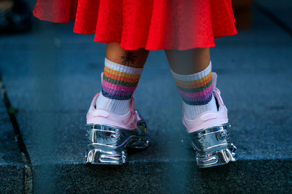 legs detail, shoes detail, lurex socks, white socks, silvered sneakers, pink sneakers, sportswear socks, fashion week, frenchystyle, FW, jonathan paciullo, street style, SPRING SUMMER 2020, SS 20, PFW, PARIS, horizontal, atmosphere details, detail