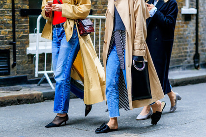 atmosphere details, AUTUMN WINTER 2017-2018, AW 17-18, beige coat, black bag, black mules, black shoes, blue denim, bordeaux, burgundy, denim pants, detail, FALL WINTER 2017-2018, fashion week, frenchystyle, FW, FW 17-18, geometric, graphic shirt, grey sweater, horizontal, jeans, jonathan paciullo, leather bag, LFW, LONDON, printed shirt, red bag, red sweater, street style, striped shirt, trench coat, trousers
