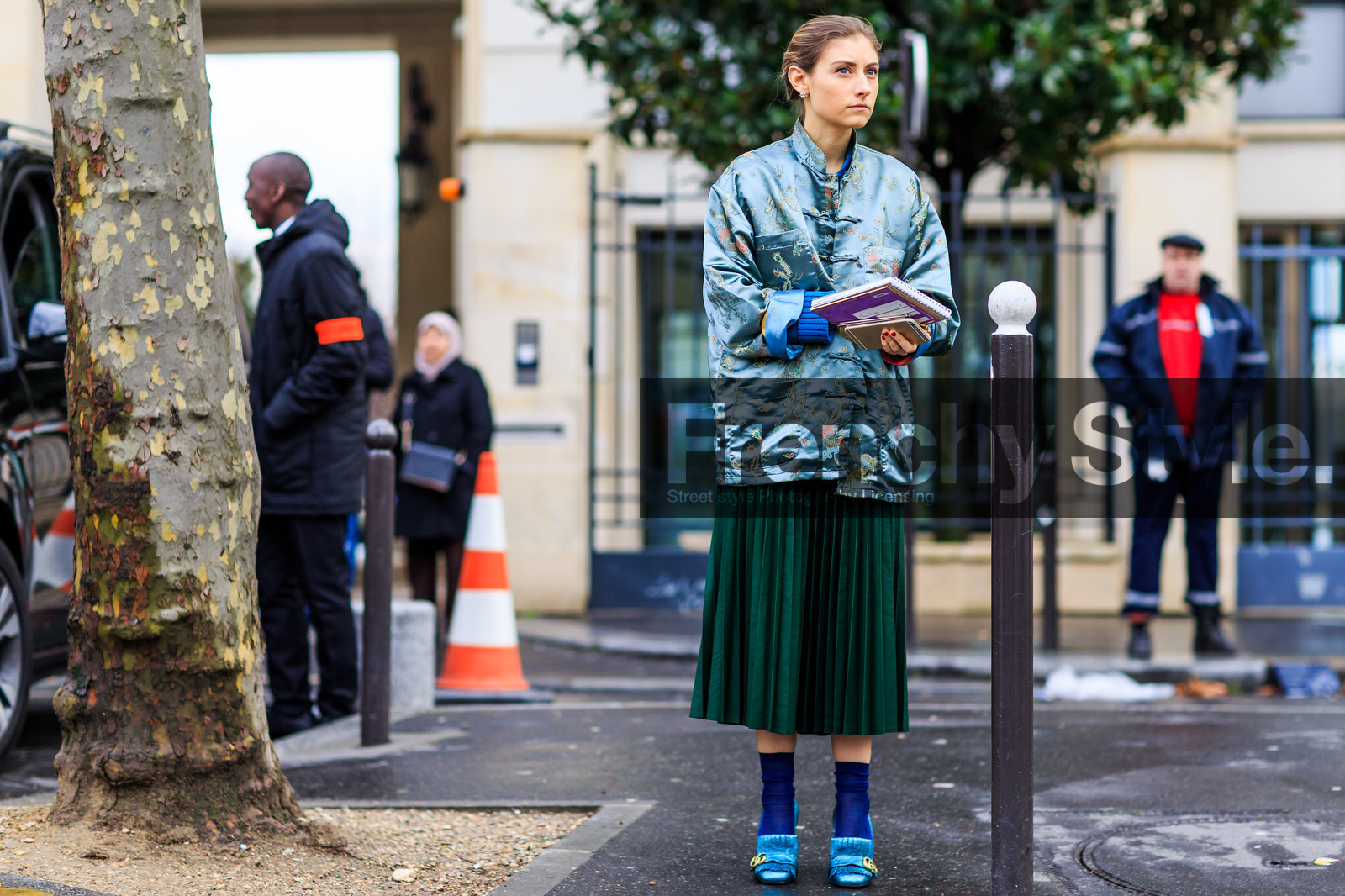 atmosphere details, AUTUMN WINTER 2016-2017, AW 16-17, blue jacket, blue shoes, chinese print, FALL WINTER 2016-2017, fashion week, frenchystyle, full length, FW, FW 16-17, glitter, green skirt, gucci, high socks, horizontal, jenny walton, jonathan paciullo, leather shoes, PARIS, PFW, pleated skirt, printed jacket, shiny shoes, street style