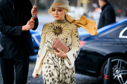 white hat, white dress, straw hat, hair scarf, golden scarf, silk scarf, floral printed dress, long sleeves dress, high collar dress, belted dress, silk dress, straw belt, rope belt, nude leather bag, nude leather clutch, dior bag, dior clutch, dior dress, fashion week, frenchystyle, FW, jonathan paciullo, street style, PFW, PARIS, AUTUMN WINTER 2020-2021, FALL WINTER 2020-2021, FW 20-21, horizontal, detail, atmosphere details