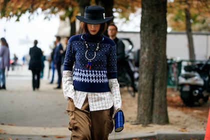 black hat, navy blue pullover, short sleeves pullover, jacquard pullover, turtleneck pullover, white shirt, checked shirt, big necklace, long necklace, golden necklace, blue necklace, blue leather bag, hand bag, chloe bag, animal skin bag, mini bag, kaki pants, safari pants, multi pocket pants, chloe necklace, chloe pullover, chloe look, fashion week, frenchystyle, FW, jonathan paciullo, street style, SPRING SUMMER 2020, SS 20, PFW, PARIS, horizontal, atmosphere details, detail