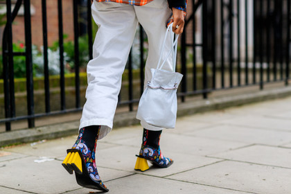 high heels, leather bag, leather shoes, multicolor shoes, printed shoes, trousers, white bag, white pants, yellow heels, street style, jonathan paciullo, FW, frenchystyle, fashion week, LFW, LONDON, AUTUMN WINTER 2018-2019, AW 18-19, FALL WINTER 2018-2019, FW 18-19, horizontal, atmosphere details, detail, donna wallace