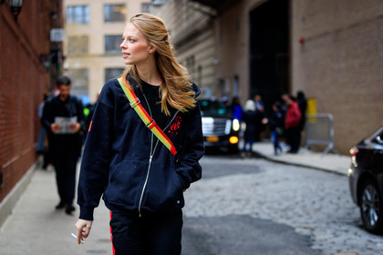 black pants, black sweater, hoodie, streetwear, sweatpants, trousers, street style, jonathan paciullo, FW, frenchystyle, fashion week, NYFW, NEW YORK, AUTUMN WINTER 2018-2019, AW 18-19, FALL WINTER 2018-2019, FW 18-19, atmosphere details, horizontal, detail, model, lexi boling