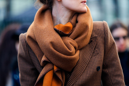 blazer, brown jacket, brown scarf, checked, graphic jacket, houndstooth pattern, plaid, printed jacket, street style, jonathan paciullo, FW, frenchystyle, fashion week, PFW, PARIS, AUTUMN WINTER 2018-2019, FALL WINTER 2018-2019, FW 18-19, horizontal, atmosphere details
