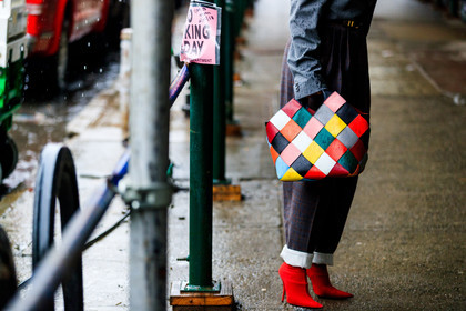 blazer, checked bag, graphic bag, grey jacket, grey pants, high heels, high waist, leather bag, leather shoes, loewe, multicolor bag, printed bag, red shoes, trousers, street style, jonathan paciullo, FW, frenchystyle, fashion week, NYFW, NEW YORK, AUTUMN WINTER 2018-2019, AW 18-19, FALL WINTER 2018-2019, FW 18-19, atmosphere details, horizontal, detail, irina lakicevic