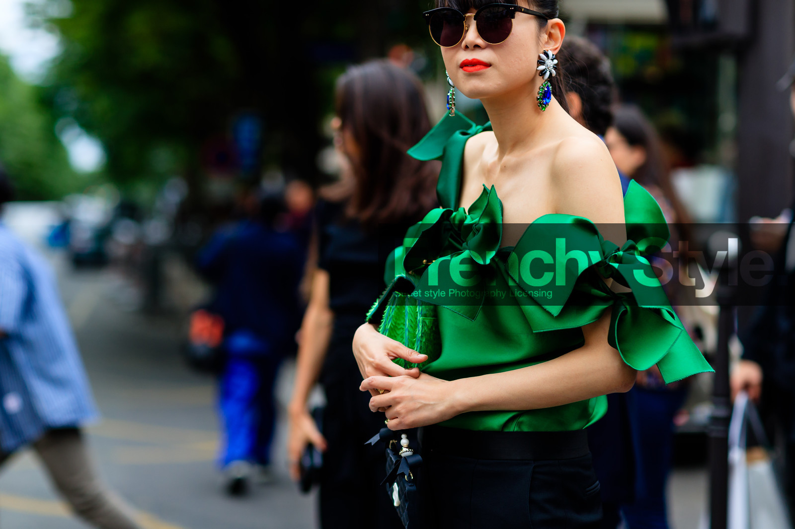atmosphere details, AUTUMN WINTER 2016-2017, AW 16-17, black pants, bow, detail, earrings, FALL WINTER 2016-2017, fashion week, frenchystyle, FW, FW 16-17, graphic top, green bag, green top, HAUTE COUTURE, horizontal, jonathan paciullo, leaf greener, MENSWEAR, PARIS, PFW, red lips, street style, sunglasses, trousers
