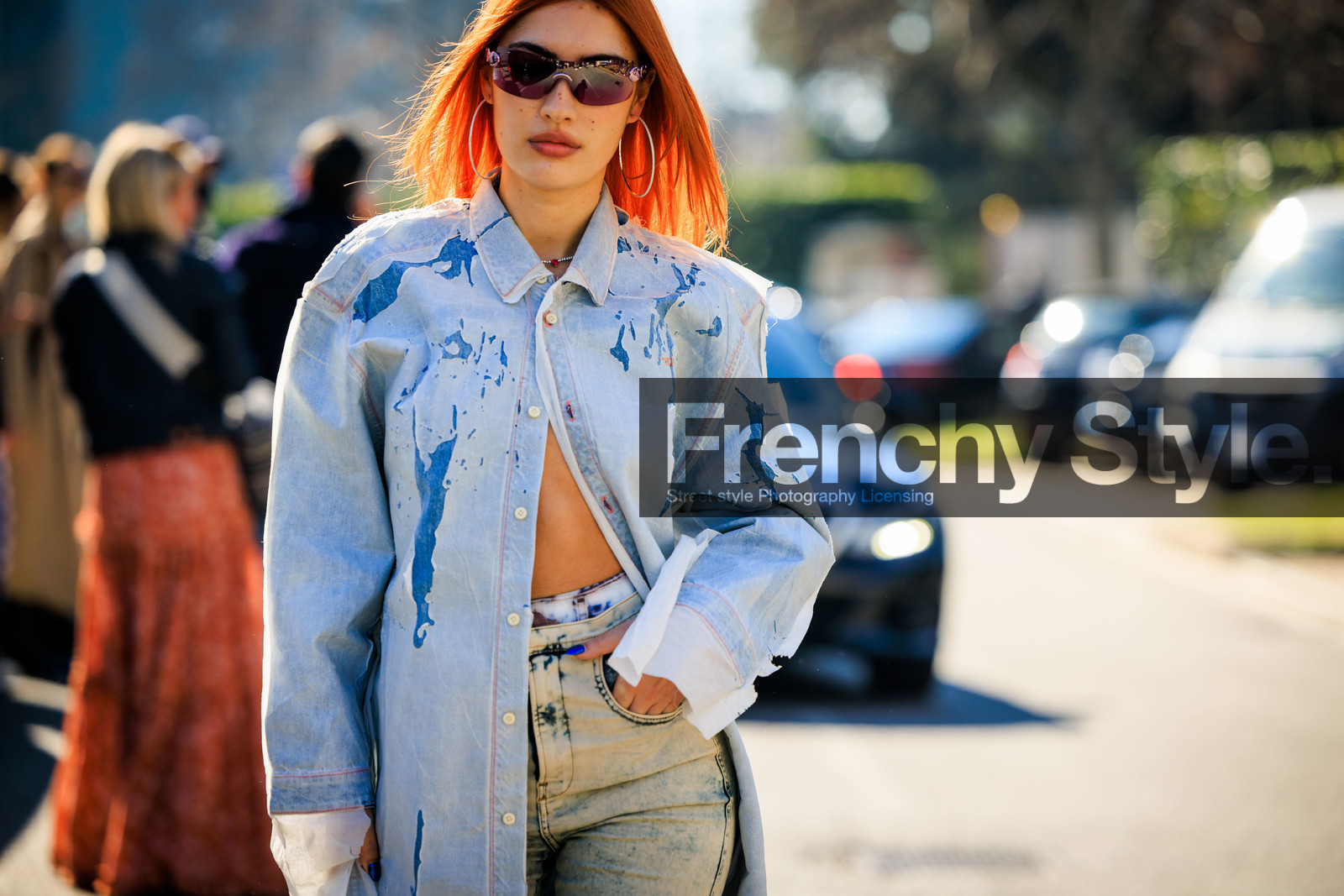 denim coat, light blue denim jacket, dark sunglasses, ginger hair, denim shorts, washed denim short, denim handbag, diesel bag, diesel hanbag, flared coat, big creole, details, close up, patricia manfield, fashion week, frenchystyle, FW, jonathan paciullo, street style, MFW, MILAN, FALL WINTER 2022_2023, AUTUMN WINTER 2022-2023, FW 22-23, horizontal, atmosphere details
