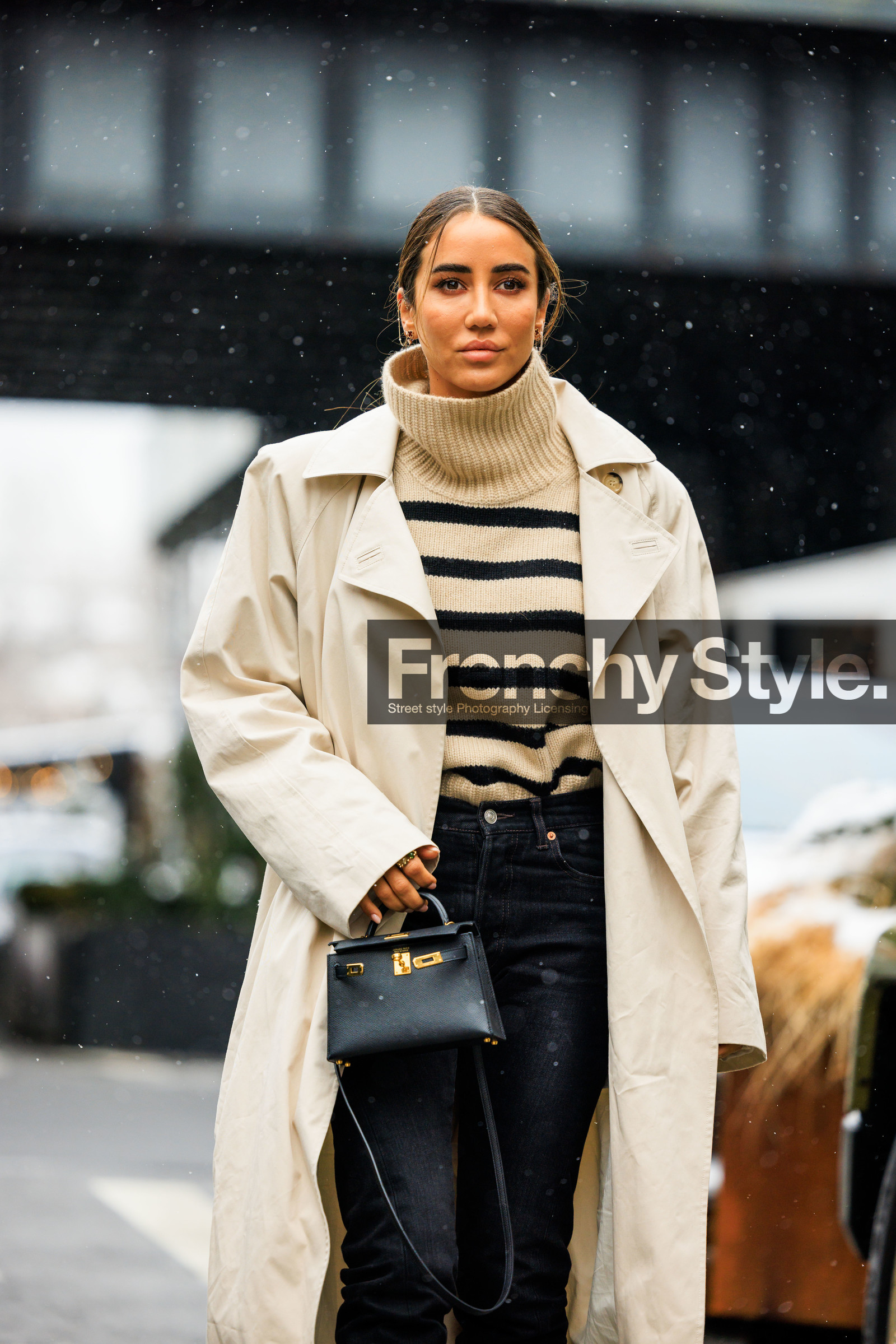 black mini birkin, mini birkin bag, small birkin, small bag, hermes handbag, white trench coat, long trench coat, striped sweater, knitted pullover, knitwear, dark green leather trench coat, dark denim pants, striped stand-up pull, tamara kalinic, fashion week, frenchystyle, FW, jonathan paciullo, street style, NYFW, NEW YORK, AUTUMN WINTER 2022-2023, FALL WINTER 2022_2023, FW 22-23, vertical, atmosphere details