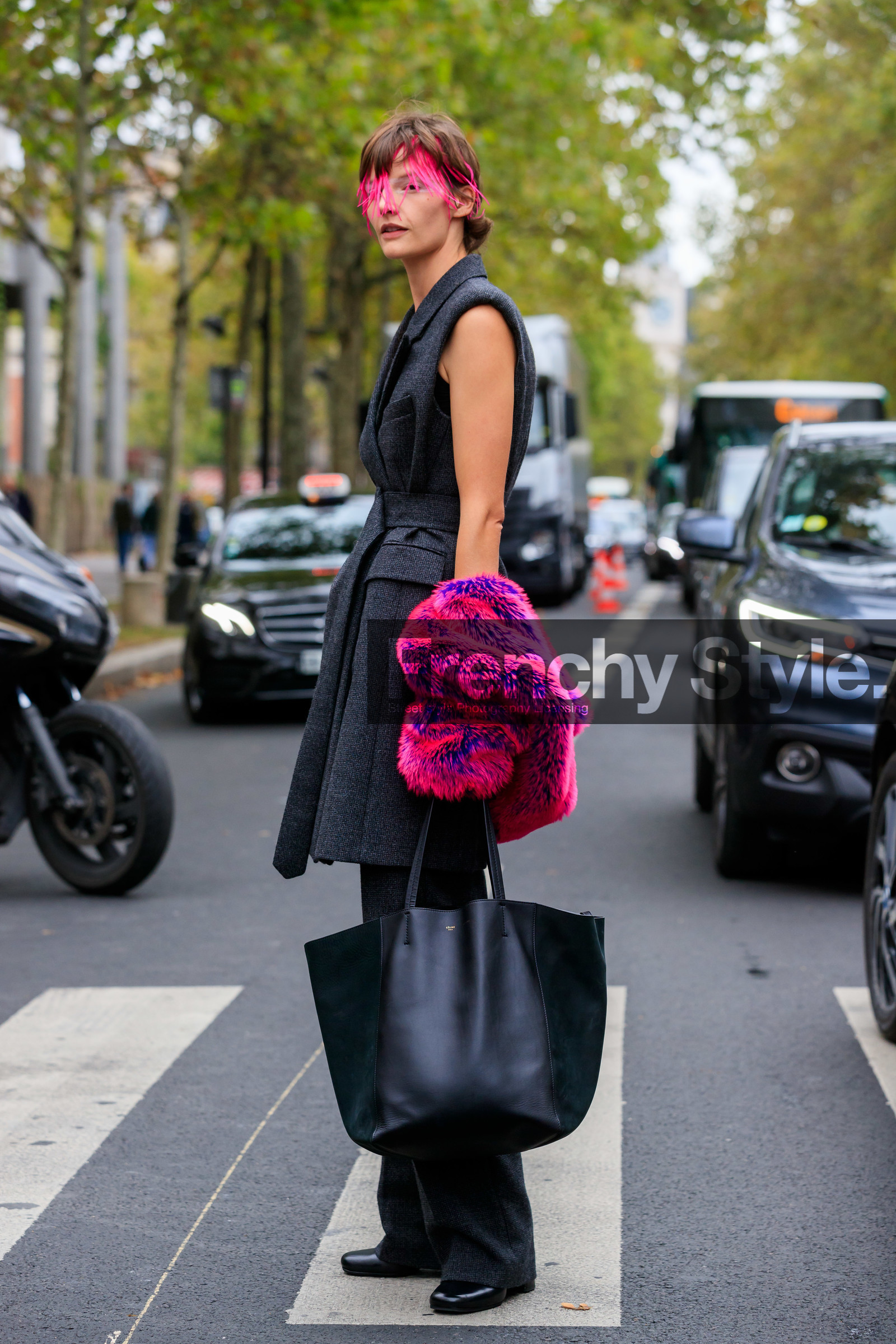 model, sara blomqvist, hair details, feather details, pink feathers, pink fur, dark grey jacket, dark grey pants, sleeveless jacket, belted jacket, black leather bag, shopping bag, celine bag, fashion week, frenchystyle, FW, jonathan paciullo, street style, SPRING SUMMER 2020, SS 20, PFW, PARIS, vertical, full length