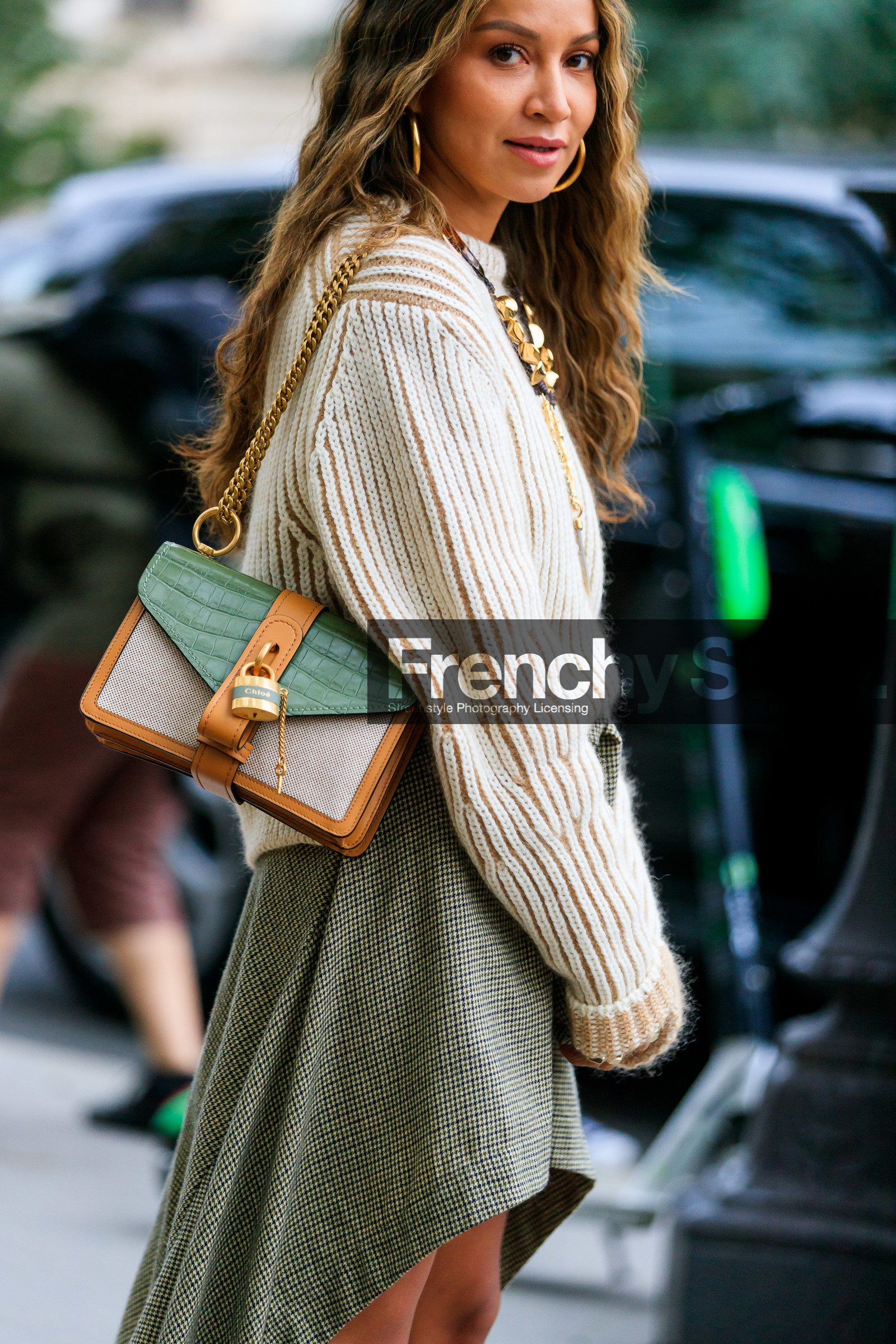 chloe bag, chloe look, chloe skirt, white pullover, asymmetrical skirt, checked skirt, kaki skirt, mini skirt, long skirt, green leather bag, golden chain strap bag, camel leather bag, white bag, fashion week, frenchystyle, FW, jonathan paciullo, street style, SPRING SUMMER 2020, SS 20, PFW, PARIS, vertical, atmosphere details, detail