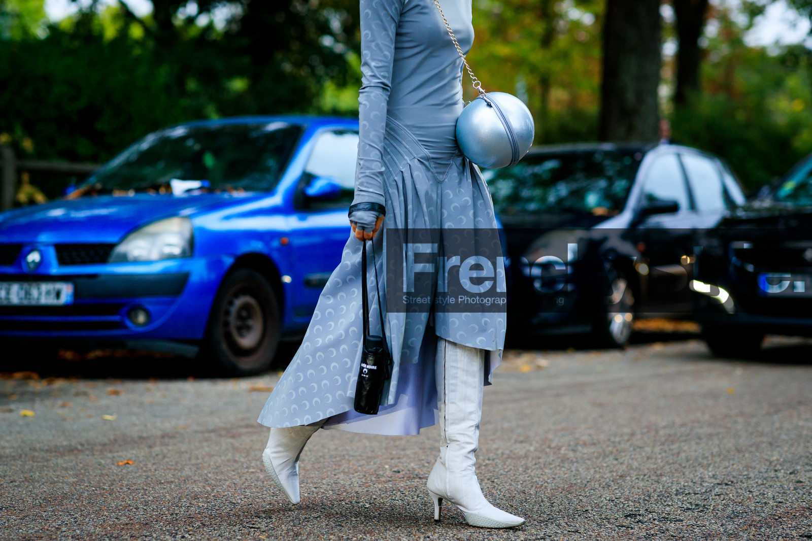 close up detail, technical fabric dress, light grey dress, sportswear dress, long sleeves dress, asymmetrical dress, pleated dress, monogrammed dress, white boots, high boots, kitten heels boots, round shape bag, crossbody bag, silvered bag, sharp end boots, fashion week, frenchystyle, FW, jonathan paciullo, street style, SPRING SUMMER 2020, SS 20, PFW, PARIS, horizontal, atmosphere details, detail