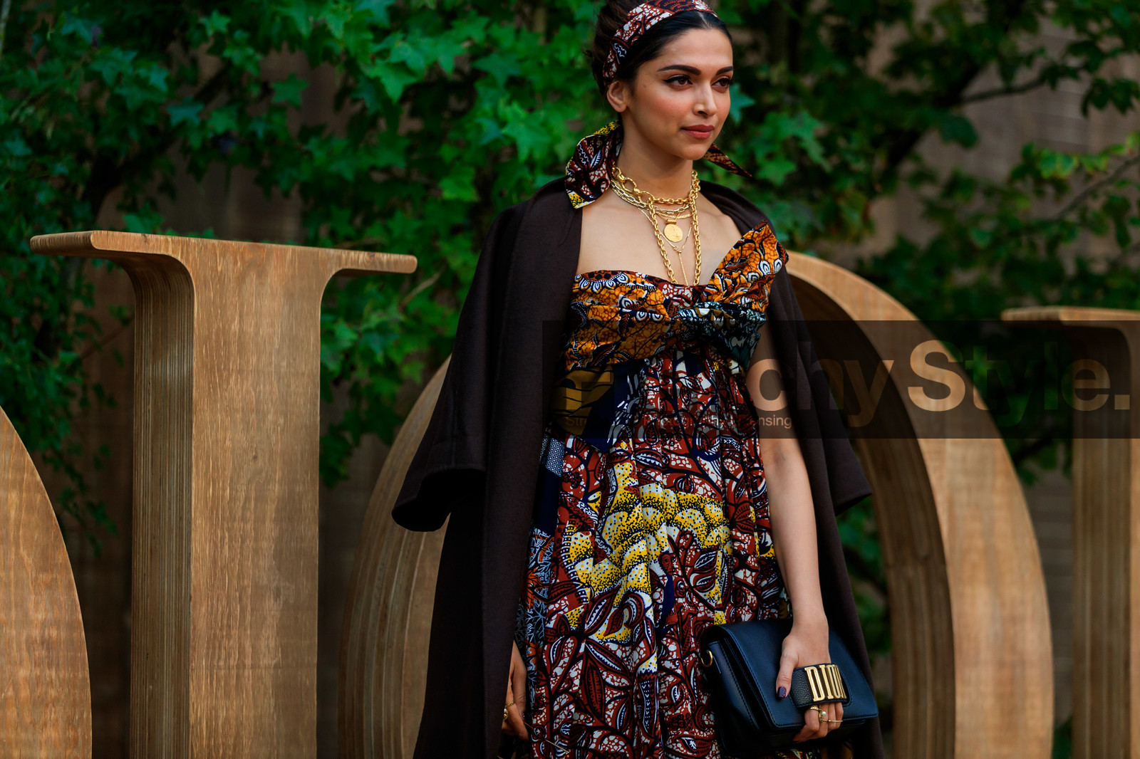 dior dress, dior bag, wax printed dress, multicolor dress, strapless dress, knoted dress, long dress, multi necklace, golden necklace, big chain necklace, long necklace, black leather clutch, golden buckle bag, headband, hair details, hair scarf, fashion week, frenchystyle, FW, jonathan paciullo, street style, SPRING SUMMER 2020, SS 20, PFW, PARIS, horizontal, atmosphere details, detail