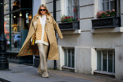 beige coat, beige pants, checked, checked sweater, floral, graphic bag, graphic jacket, leather bag, multicolor bag, over the shoulder, plaid, printed bag, printed jacket, printed sweater, sunglasses, tartan, trench coat, trousers, white cardigan, white sweater, yellow sweater, fashion week, frenchystyle, FW, jonathan paciullo, street style, LFW, LONDON, AUTUMN WINTER 2018-2019, AW 18-19, FALL WINTER 2018-2019, FW 18-19, horizontal, atmosphere details, full length, camille charriere