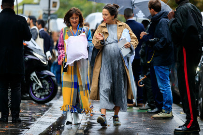 checked coat, yellow coat, pink coat, blue coat, long coat, fringe coat, white leather boots, beige trench coat, light grey dress, long dress, pleated dress, asics sneakers, light grey sneakers, multicolor coat, mira mikati coat, fashion week, frenchystyle, FW, jonathan paciullo, street style, SPRING SUMMER 2020, SS 20, PFW, PARIS, horizontal, atmosphere details, full length