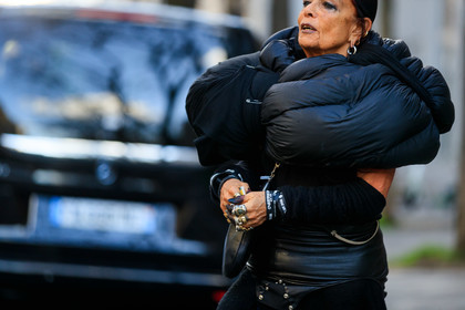 michele lamy, black coat, black leather skirt, black total look, black gloves, down jacket, silvered earrings, hoop earrings, silvered ring, multi rings, stone ring, fashion week, frenchystyle, FW, jonathan paciullo, street style, PFW, PARIS, AUTUMN WINTER 2020-2021, FALL WINTER 2020-2021, FW 20-21, horizontal, detail, atmosphere details