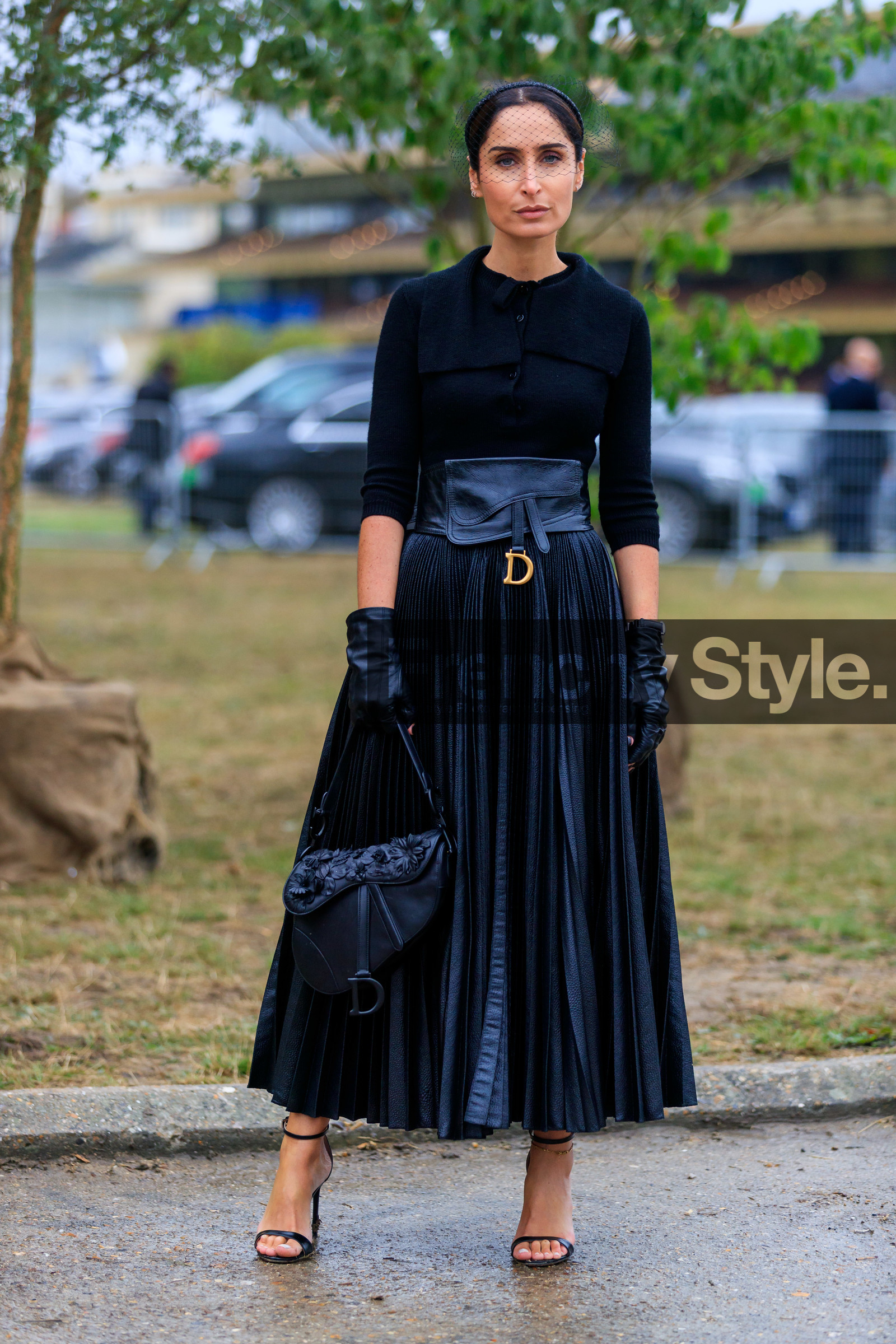 geraldine boublil, black total look, black top, black polo shirt, black pullover, black skirt, black leather belt, black leather bag, black leather skirt, big belt, pleated skirt, long skirt, embroidered bag, black leather sandals, high heels sandals, tulle details, tulle hat, black leather gloves, dior bag, dior belt, dior hat, dior pullover, dior skirt, dior saddle bag, dior total look, fashion week, frenchystyle, FW, jonathan paciullo, street style, SPRING SUMMER 2020, SS 20, PFW, PARIS, vertical, full length