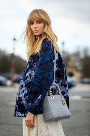 dior total look, dior jacket, dior dress, dior bag, shoulder bag, navy blue jacket, embroidered jacket, military printed jacket, used jacket, grey bag, lady dior bag, white dress, lace dress, fashion week, frenchystyle, FW, jonathan paciullo, street style, PFW, PARIS, AUTUMN WINTER 2020-2021, FALL WINTER 2020-2021, FW 20-21, vertical, atmosphere details, detail