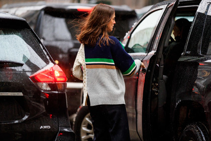 black skirt, grey sweater, multicolor sweater, street style, jonathan paciullo, frenchystyle, NYFW, NEW YORK, AUTUMN WINTER 2019-2020, AW 19-20, FALL WINTER 2019-2020, FW 19-20, FW, fashion week, atmosphere details, horizontal, detail