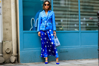 blue bag, blue jacket, blue shoes, blue skirt, fur bag, graphic skirt, high heels, leather shoes, polka dot, printed skirt, sunglasses, street style, jonathan paciullo, FW, frenchystyle, fashion week, PFW, PARIS, AUTUMN WINTER 2018-2019, FALL WINTER 2018-2019, FW 18-19, horizontal, atmosphere details, full length, aimee song