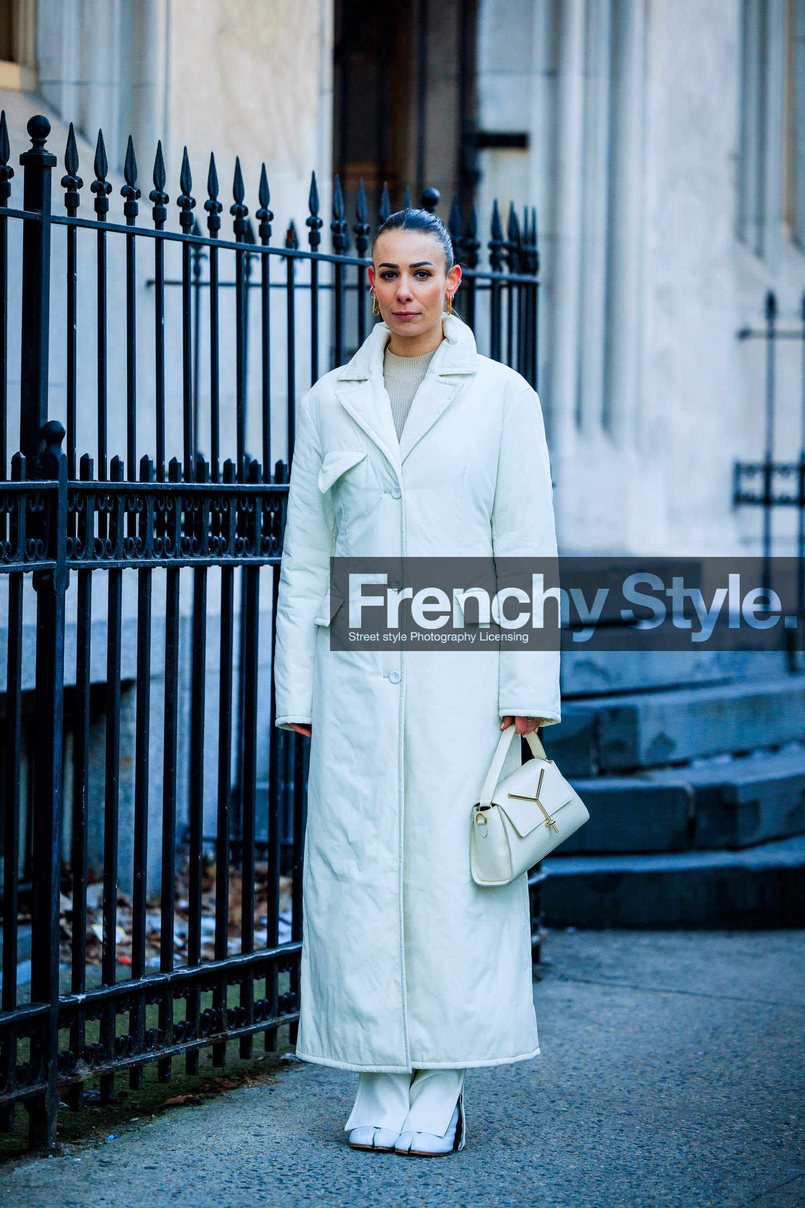 full white look, margiela tabi, tabi boots, white tabi, white boots, long white coat, long trench coat, white trench coat, white handbag, leather handbag, high bow tail, alice barbier, street style, jonathan paciullo, FW, frenchystyle, fashion week, NYFW, NEW YORK, AUTUMN WINTER 2022-2023, FALL WINTER 2022_2023, FW 22-23, vertical, full length