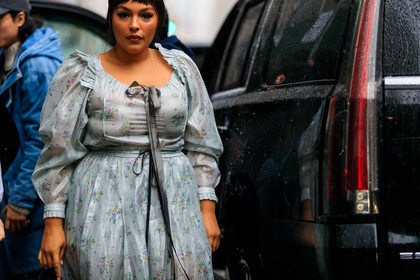 floral, flowers, graphic dress, grey dress, printed dress, ruffles, street style, jonathan paciullo, frenchystyle, NYFW, NEW YORK, AUTUMN WINTER 2019-2020, AW 19-20, FALL WINTER 2019-2020, FW 19-20, FW, fashion week, atmosphere details, horizontal, detail