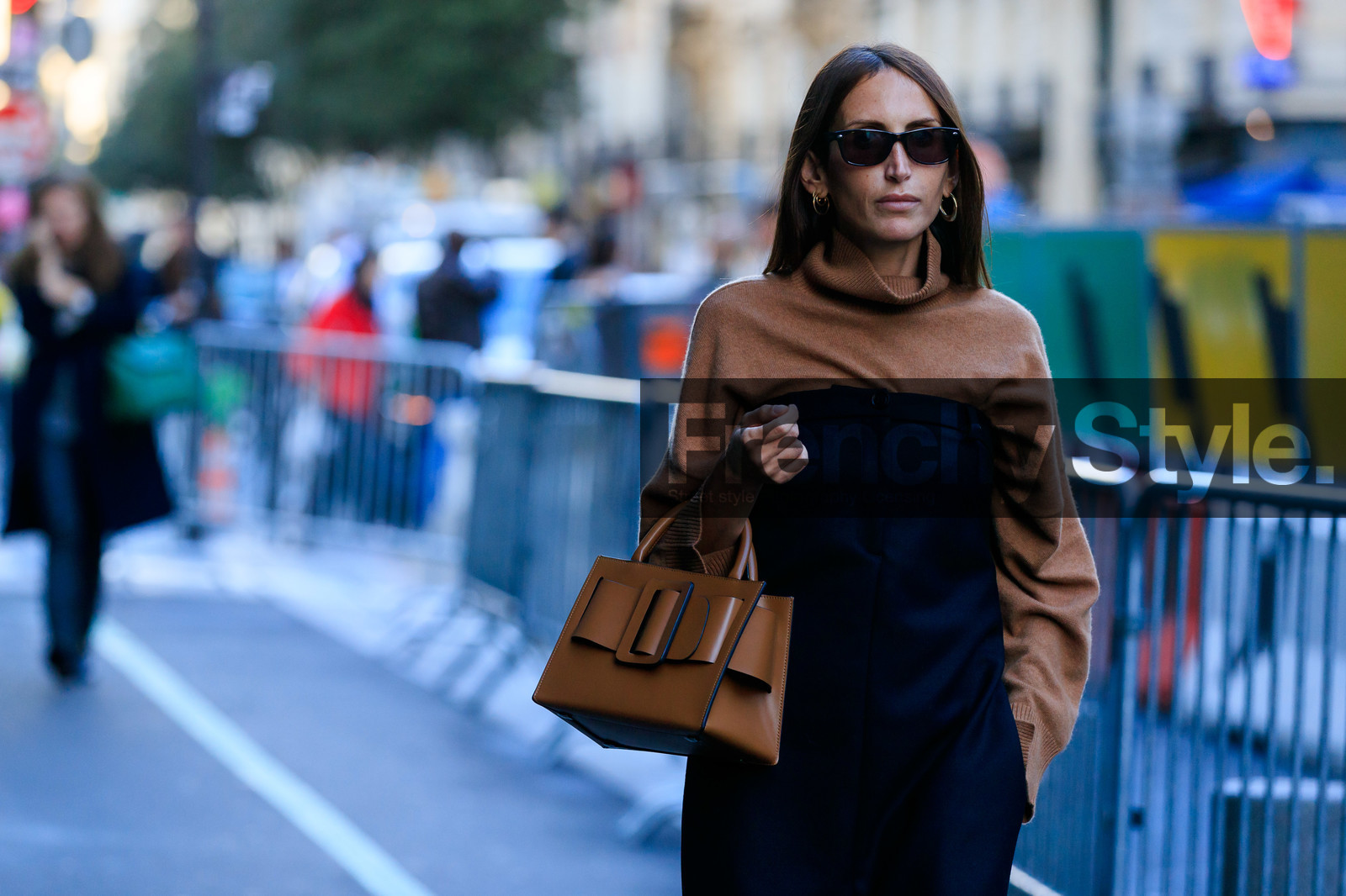 chloe loulou de saison, camel pullover, turtleneck pullover, camel leather bag, hand bag, big buckle bag, black dress, strapless dress, hoop earrings, golden earrings, fashion week, frenchystyle, FW, jonathan paciullo, street style, SPRING SUMMER 2020, SS 20, PFW, PARIS, horizontal, atmosphere details, detail