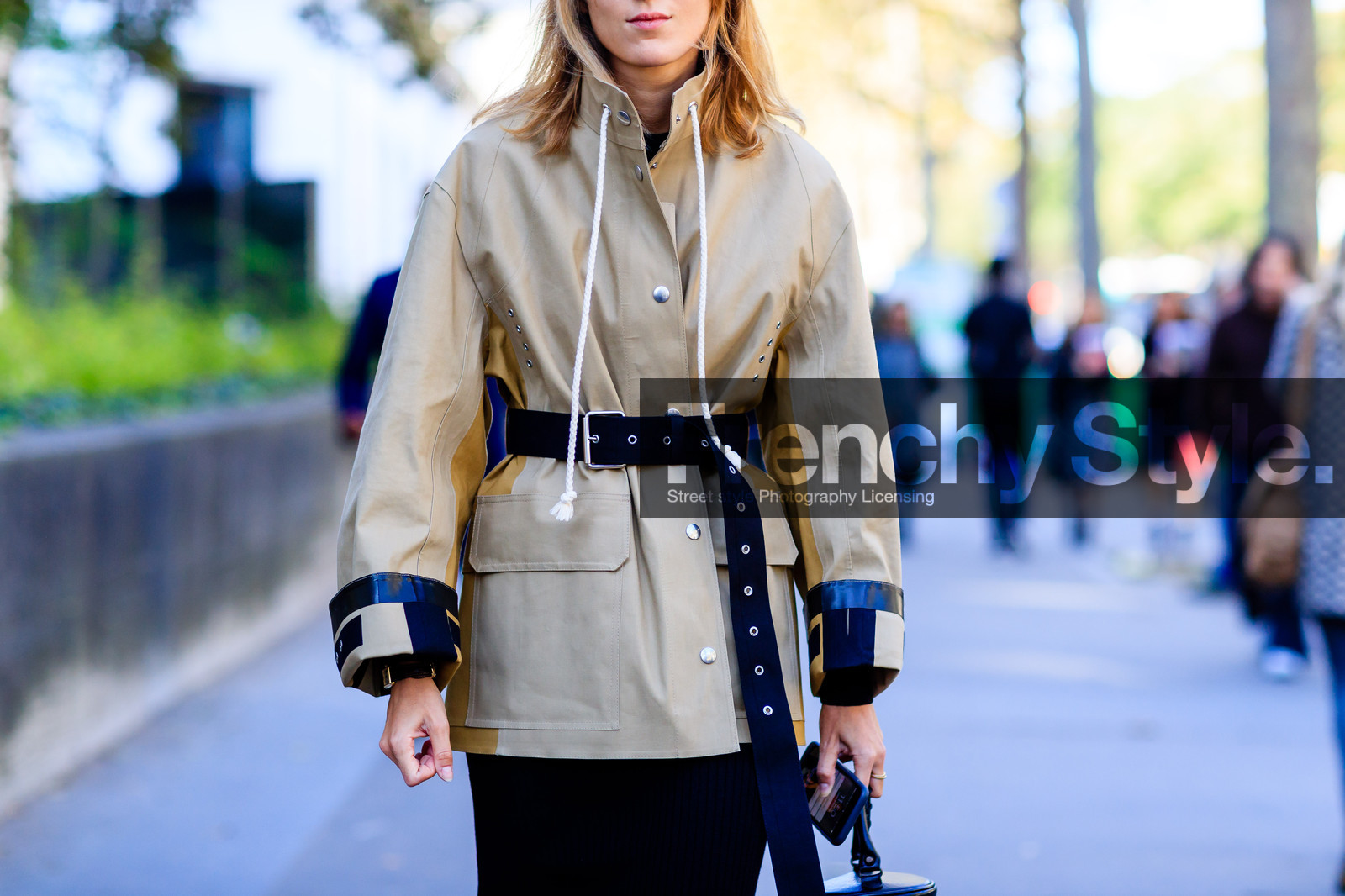 atmosphere details, beige jacket, black belt, detail, fashion week, frenchystyle, FW, horizontal, jonathan paciullo, PARIS, parka, PFW, rain jacket, sacai, SPRING SUMMER 2017, SS 17, street style