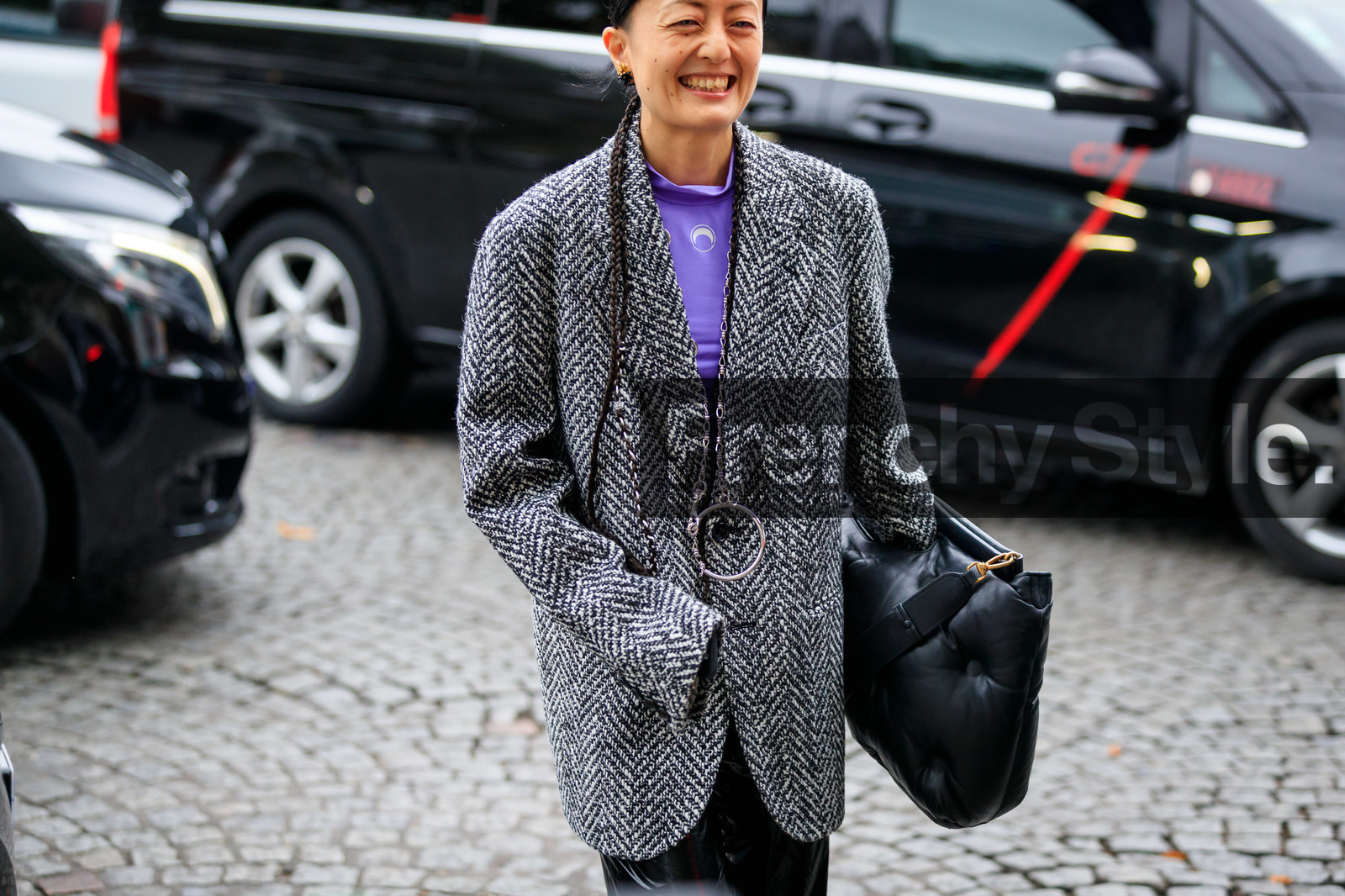 long necklace, round shape necklace, silvered necklace, black jacket, white jacket, black leather clutch, quilted bag, margiela bag, marine serre top, purple top, technical fabric top, high collar top, fashion week, frenchystyle, FW, jonathan paciullo, street style, SPRING SUMMER 2020, SS 20, PFW, PARIS, horizontal, atmosphere details, detail