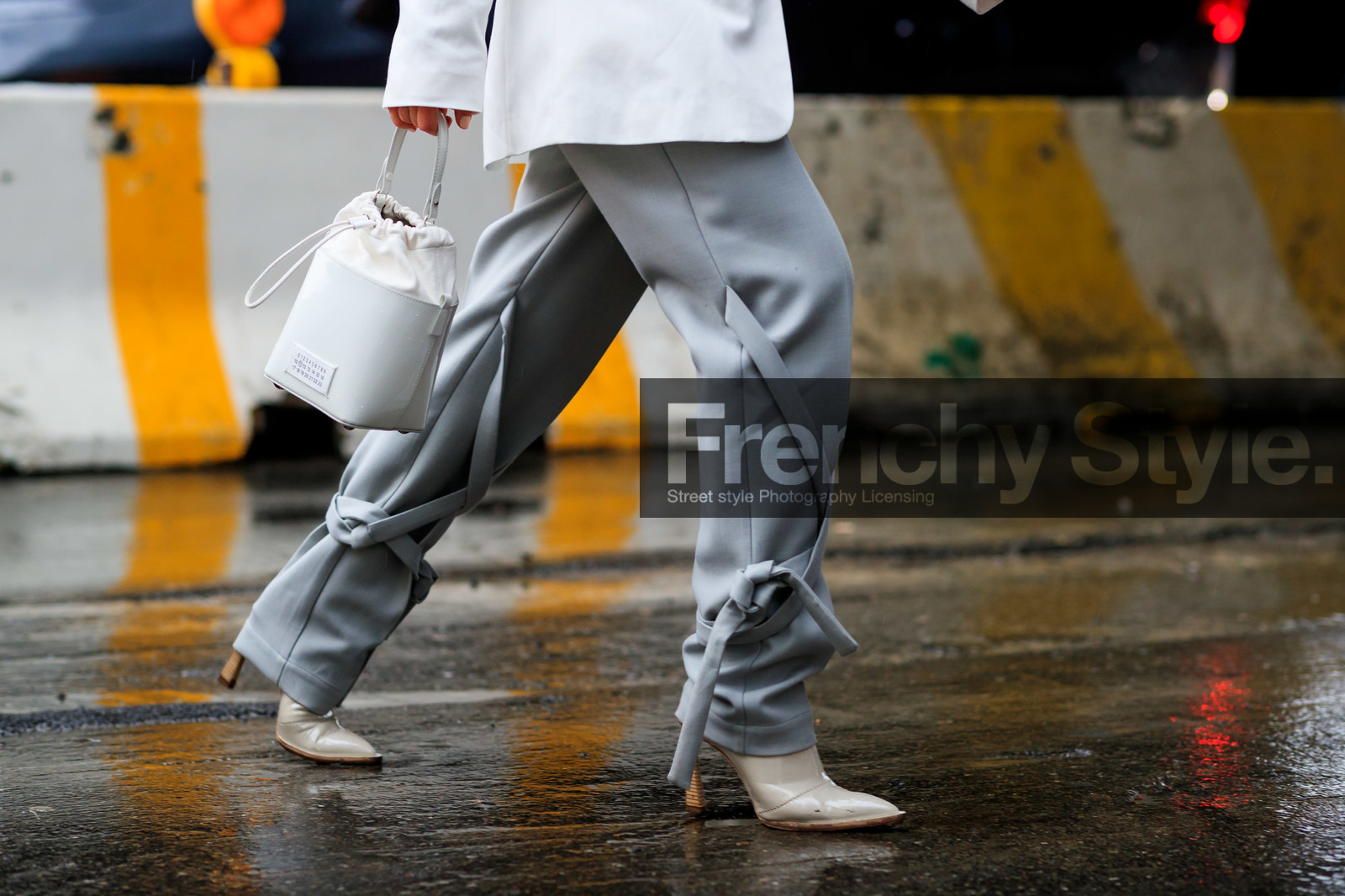 alice & j.s, alice barbier, light grey pants, knoted pants, white leather bag, white leather boots, margiela bag, high heels boots, hand bag, fashion week, frenchystyle, FW, jonathan paciullo, street style, NYFW, NEW YORK, AUTUMN WINTER 2020-2021, FALL WINTER 2020-2021, FW 20-21, horizontal, atmosphere details, detail