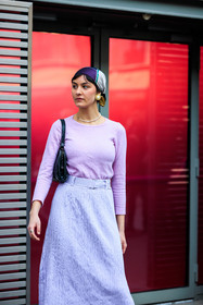 total lila look, purple scarf, printed scarf, lila shirt, light lila skirt, midi skirt, white socks, black handbag, pearl studs, pearl necklace, street style, jonathan paciullo, FW, frenchystyle, fashion week, AUTUMN WINTER 2022-2023, FALL WINTER 2022_2023, FW 22-23, PFW, PARIS, vertical, detail