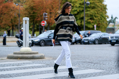 white jeans, tight jeans, grey suede boots, high heels boots, belted jacket, belted pullover, black pullover, black jacket, beige pullover, beige jacket, fringe jacket, fringe pullover, short sleeves jacket, short sleeves pullover, black leather belt, cowboy belt, fashion week, frenchystyle, FW, jonathan paciullo, street style, SPRING SUMMER 2020, SS 20, PFW, PARIS, horizontal, atmosphere details, full length