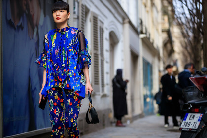 black bag, blue pants, blue shirt, floral, flowers, graphic pants, leather bag, multicolor pants, multicolor shirt, printed pants, trousers, street style, jonathan paciullo, FW, frenchystyle, fashion week, PFW, PARIS, AUTUMN WINTER 2018-2019, FALL WINTER 2018-2019, FW 18-19, horizontal, atmosphere details, kozue akimoto