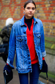 black bag, blue denim, denim jacket, denim pants, jeans, leather bag, red sweater, trousers, street style, jonathan paciullo, FW, frenchystyle, fashion week, LFW, LONDON, AUTUMN WINTER 2018-2019, AW 18-19, FALL WINTER 2018-2019, FW 18-19, vertical, atmosphere details, detail