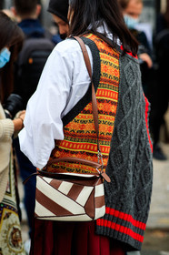 back details, bag detail, shoulder bag, sleeveless pullover, asymetrical pullover, patchwork pullover, jacquard pullover, striped pullover, grey pullover, orange pullover, yellow pullover, red pullover, striped bag, brown leather bag, white leather bag, bicolor bag, loewe bag, fashion week, frenchystyle, FW, jonathan paciullo, street style, PFW, PARIS, SPRING SUMMER 2021, SS 21, vertical, atmosphere details, detail