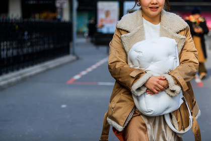 beige jacket, leather bag, maison martin margiela, shearling, white bag, street style, jonathan paciullo, FW, frenchystyle, fashion week, PFW, PARIS, AUTUMN WINTER 2018-2019, FALL WINTER 2018-2019, FW 18-19, horizontal, atmosphere details