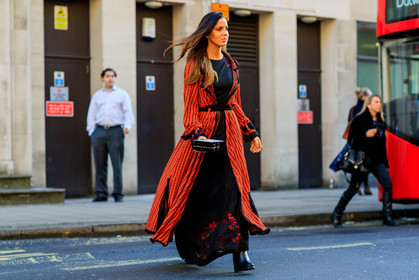 atmosphere details, AUTUMN WINTER 2017-2018, AW 17-18, black clutch, black dress, black shoes, FALL WINTER 2017-2018, fashion week, frenchystyle, full length, FW, FW 17-18, high heels, horizontal, jonathan paciullo, leather shoes, LFW, LONDON, long dress, red coat, street style