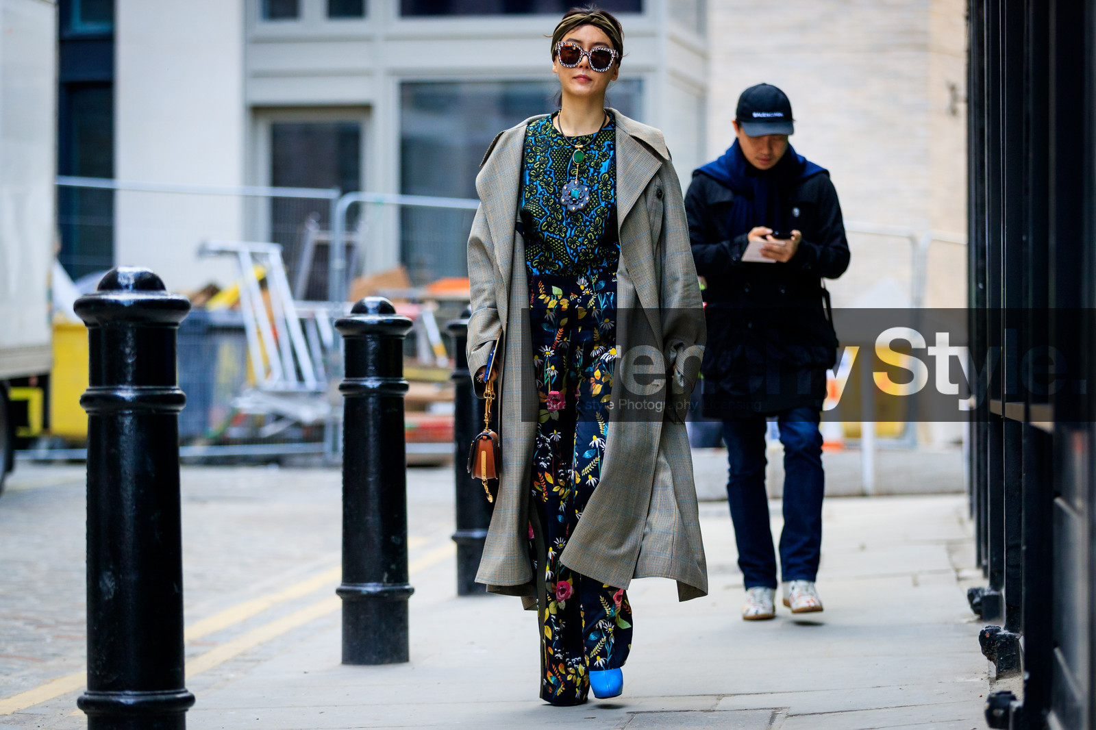 brown bag, chloé, floral, flowers, graphic pants, graphic shirt, green shirt, grey coat, headband, leather bag, marni, multicolor pants, printed pants, printed shirt, sunglasses, trousers, street style, jonathan paciullo, FW, frenchystyle, fashion week, LFW, LONDON, AUTUMN WINTER 2018-2019, AW 18-19, FALL WINTER 2018-2019, FW 18-19, horizontal, atmosphere details, full length